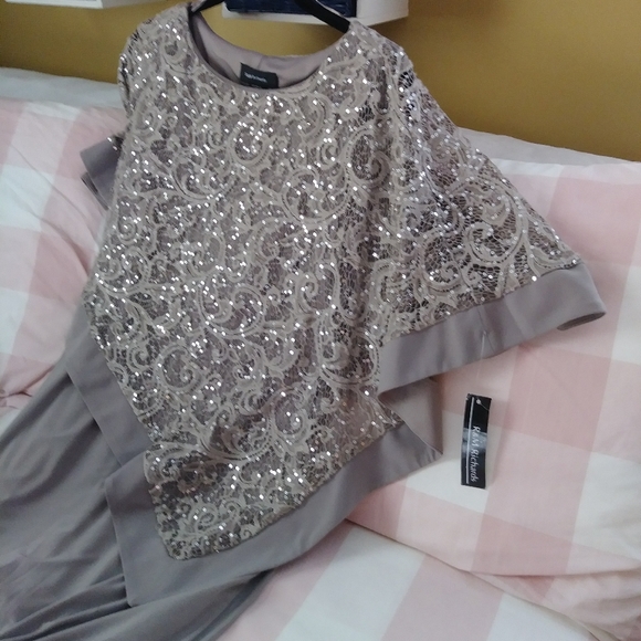 a dress - Picture 5 of 7